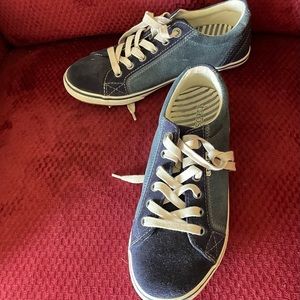 Taos brand Tennis shoes. Worn a couple of times.